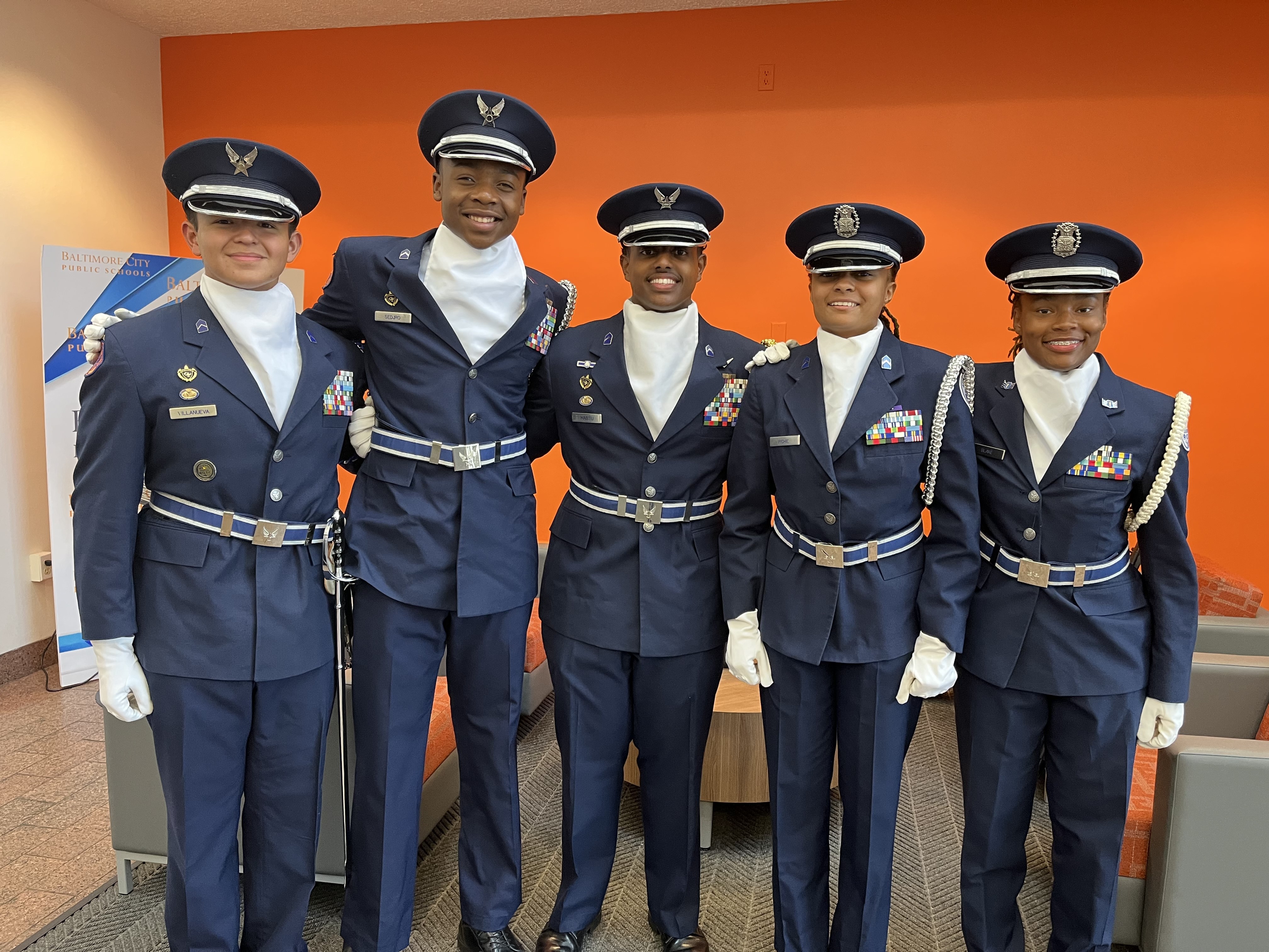 estudiantes del ROTC de Poly en la reunión de laJunta