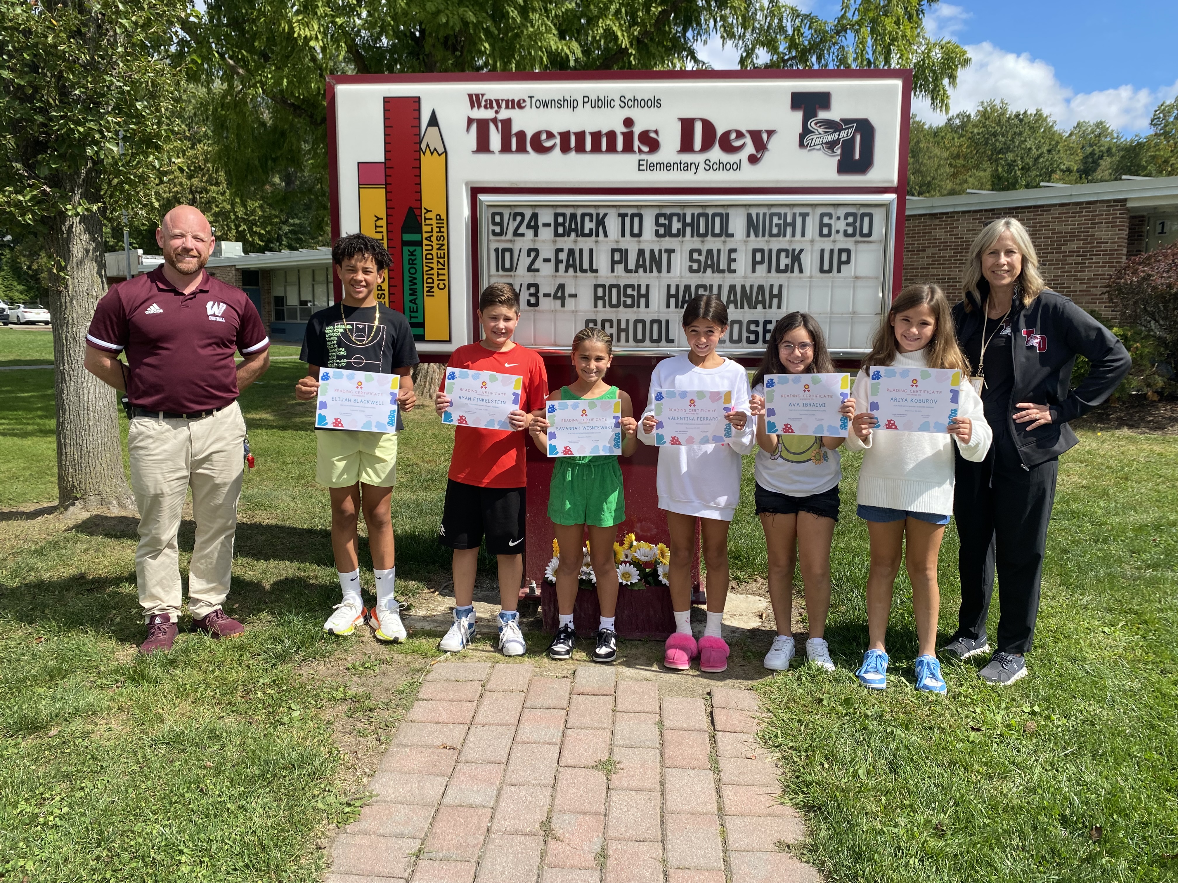 Congratulations to our 3rd grade SummerReads students! These students went above and beyond this summer in preparation for the upcoming school year. Thank you to Ms. Sponenburg for her efforts.