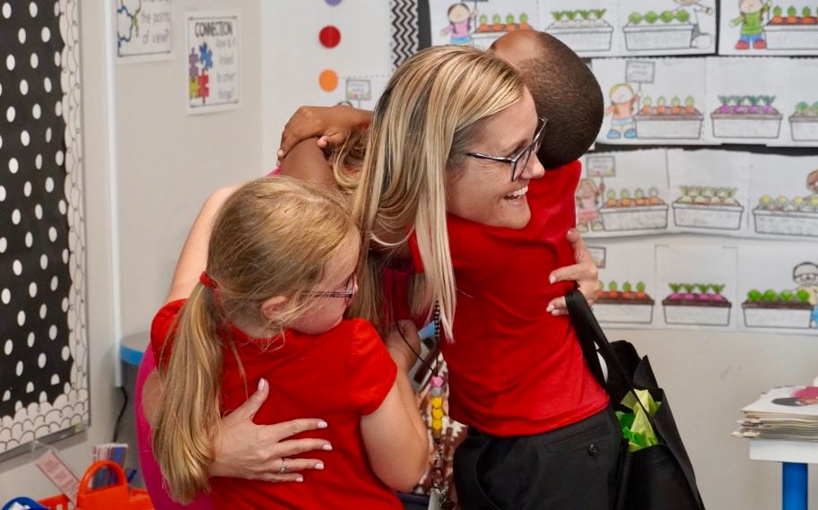 York Teacher wins Extra Yard for Teacher Award for her work with USF interns