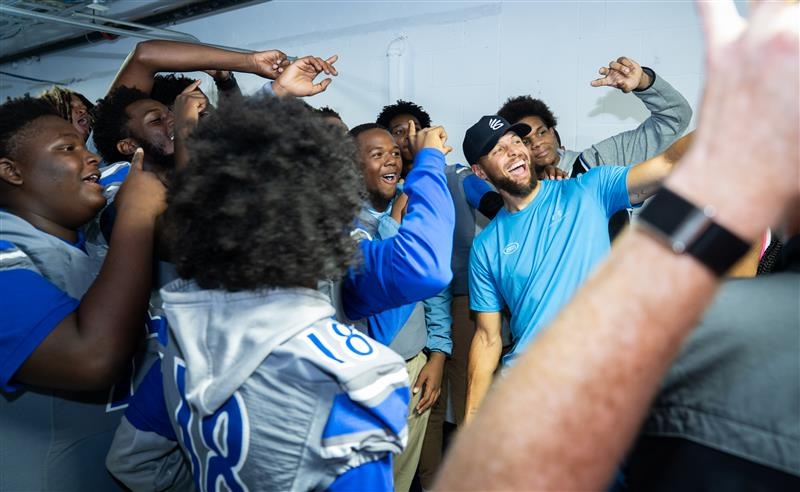 La estrella de la NBA, Steph Curry, se toma una selfie con estudiantes en la Escuela Secundaria Carver Vocational-Technical 