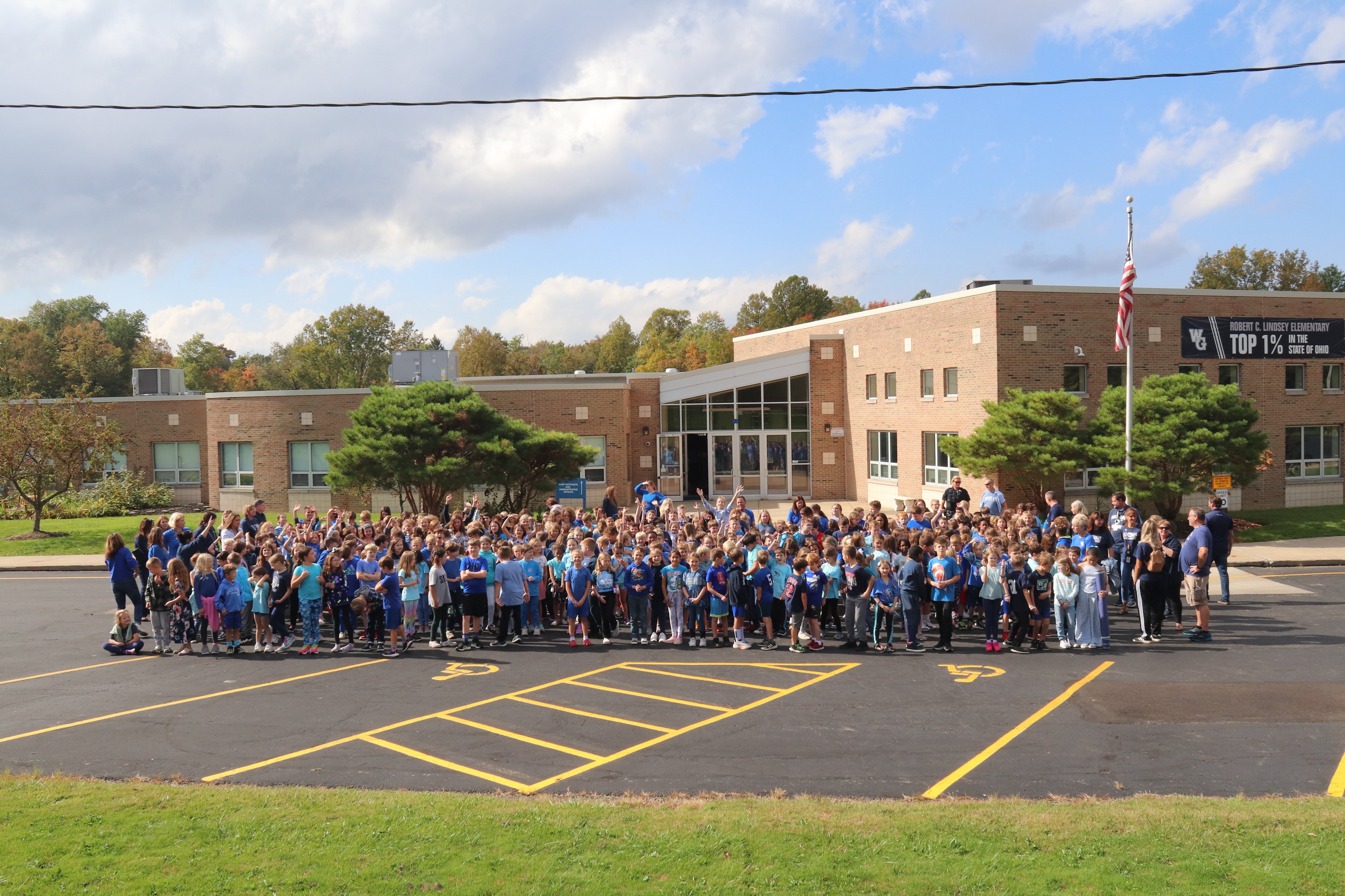 Students gathered in front of Lindsey