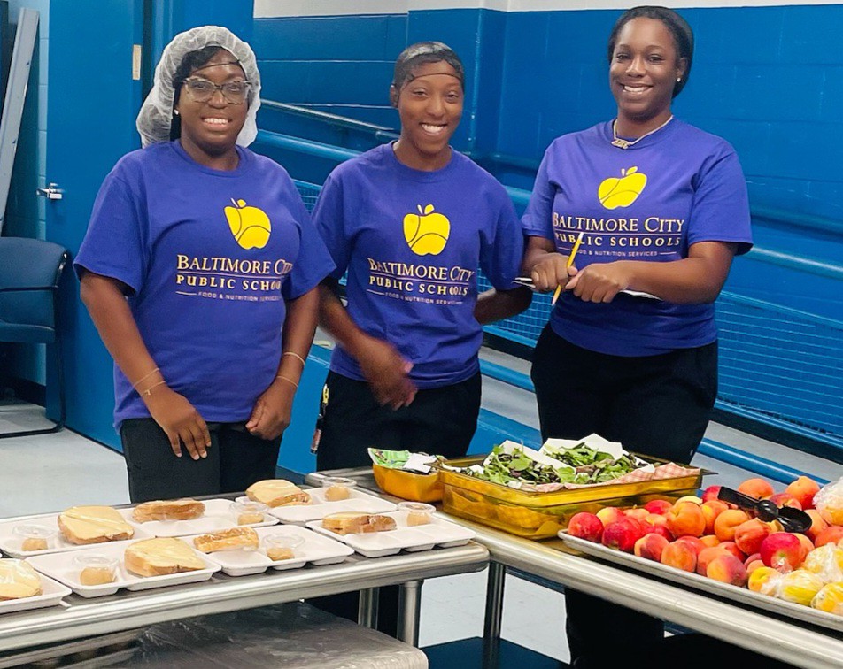 Personal de Alimentos y Nutricion sirven desayunos en una escuela