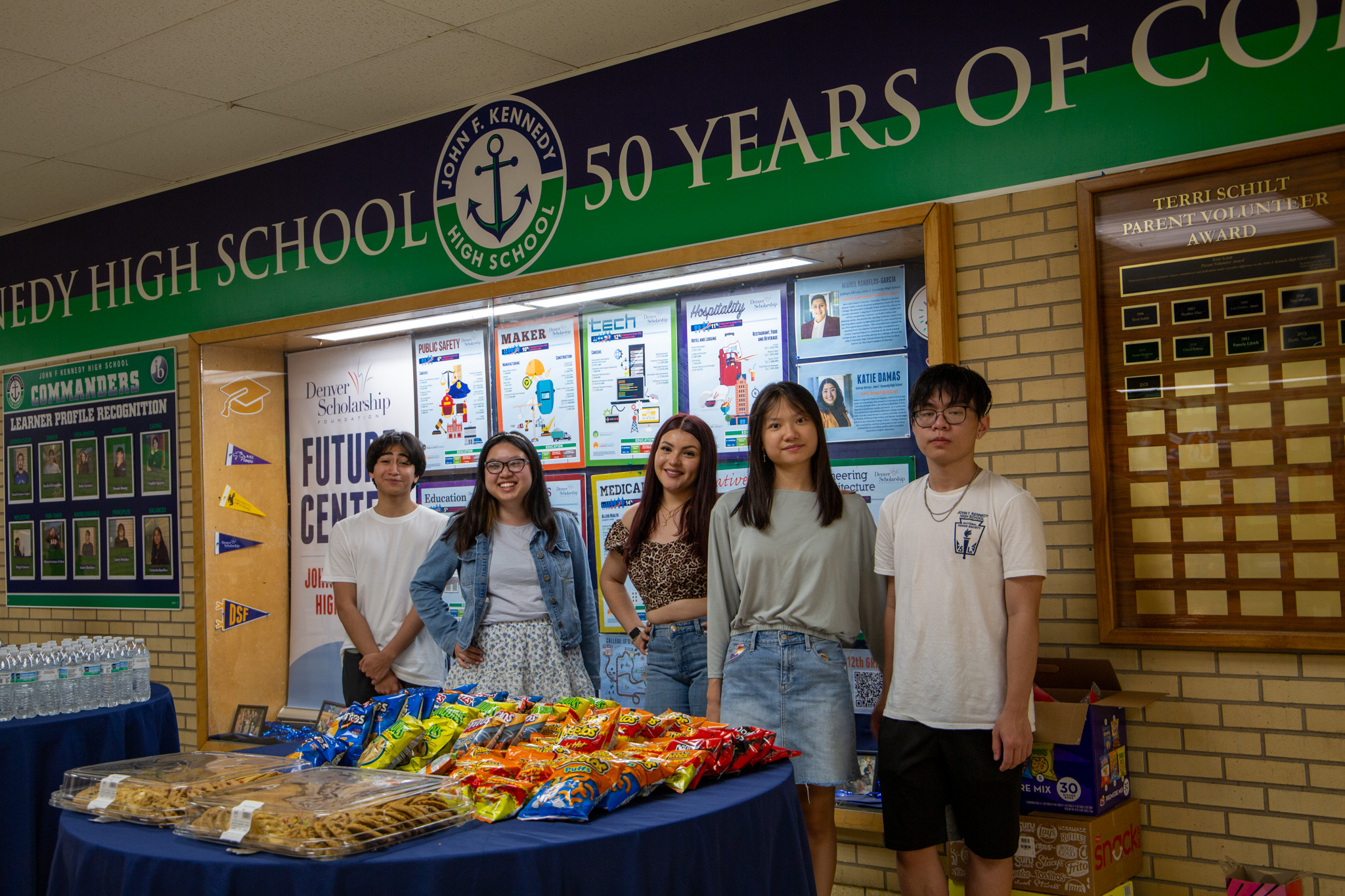 Kennedy student leaders distribute snacks at Back to School Night.