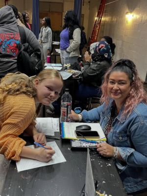 Estudiante registrándose con la profesora en el Club Rush de Bard High School