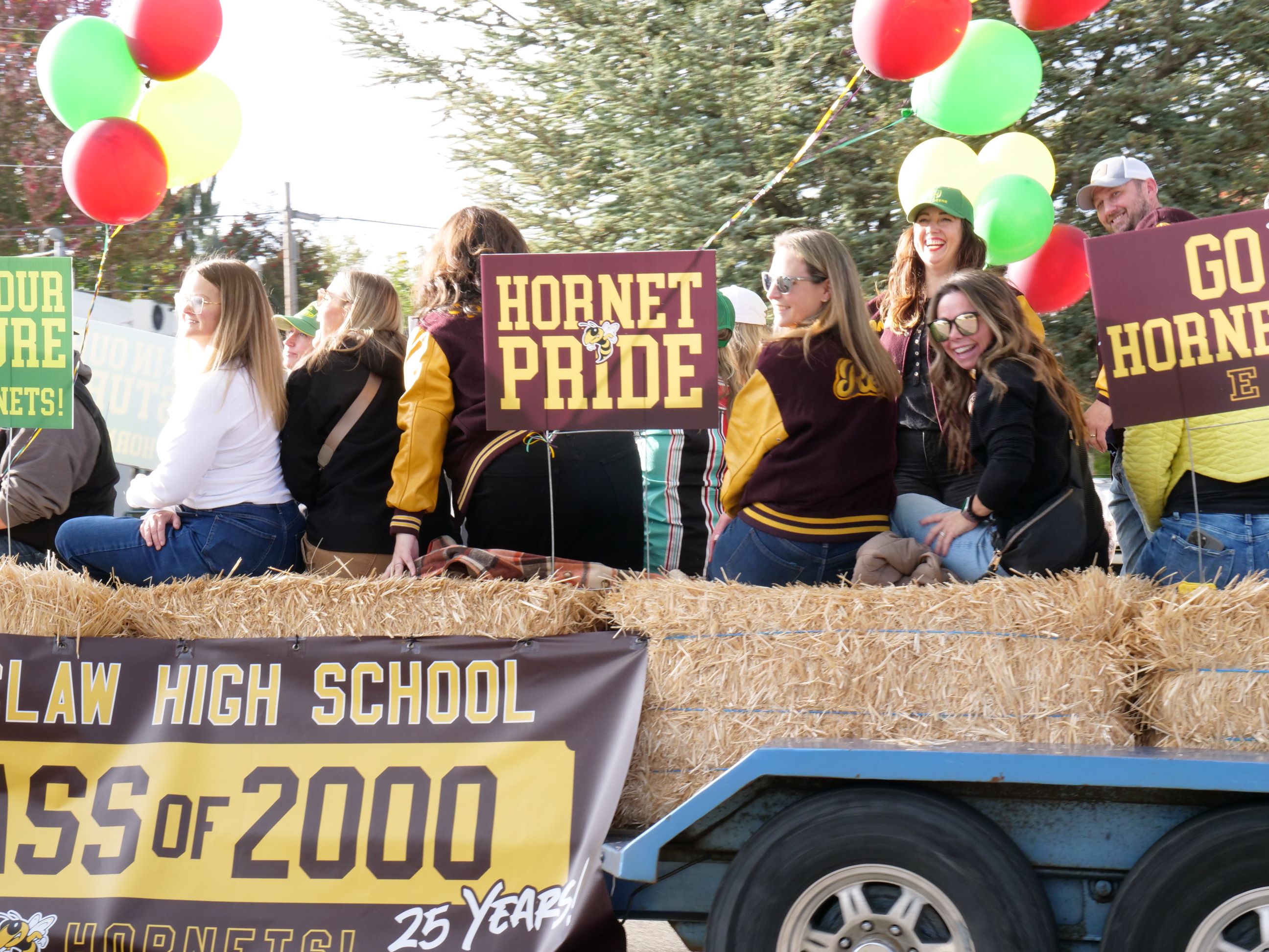Class of 2000 Alumni float at homecoming parade